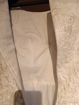 Krajkové svatební šaty - 16