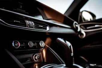 Alfa Romeo Stelvio Veloce 280 Q4 - TOP ZÁNOVNÍ STAV - 16