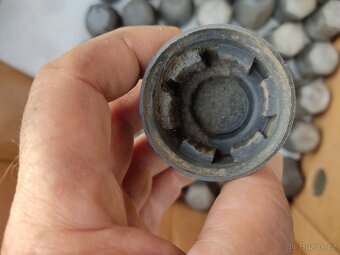 Prodej krytky na šrouby kol + kabinový filtr na Volvo - 16