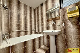 Komňa, RD 5+2, terasa, sklepy, garáž - rodinný dům - 16