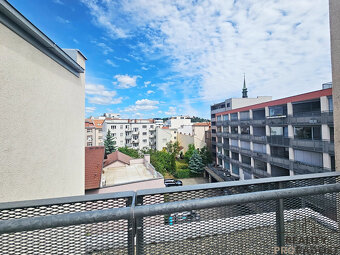 Pronájem reprezentativní kanceláře s terasou 10 m2 a parkova - 16