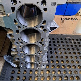Volvo motor pětiválec D3,D4,D5 - odbor. opravený blok motoru - 16