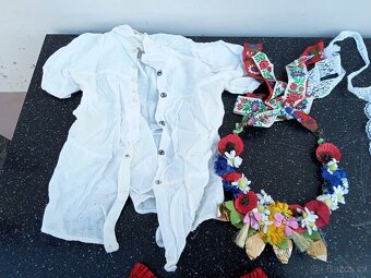 Staré dětské kroje a příslušenství. - 16