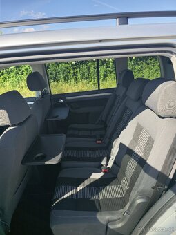 Volkswagen Touran 7 míst - 16