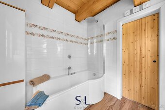 Dvě roubené novostavby na jednom pozemku s fotovoltaikou – ú - 16