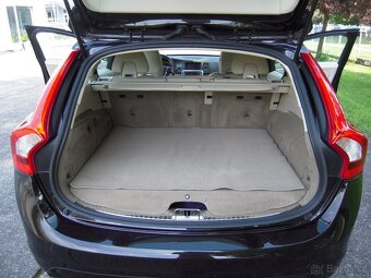 Volvo V60 2,4 D6 PHEV Luxusní vůz - 16