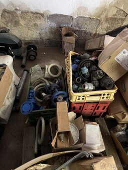 RADIÁTORY A RŮZNÁ SANITA, umyvadla, pisoár, wc, trubky, atd. - 16