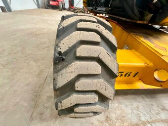 KLOUBOVÁ TERÉNNÍ PLOŠINA JLG 600 AJ - 16