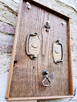 Věšáky, dekorace z masivu / Levně - 16