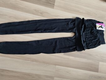 Nové elastické černé kalhoty s vyšitou sukýnkou - 16