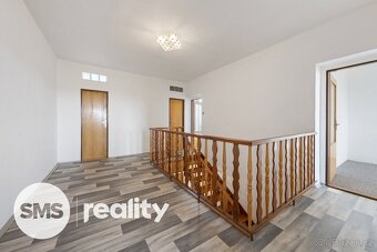 Prodej prostorného řadového domu 4+1 s garáží a zahradou – Č - 16