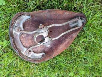 Staré kožené sedla - 16