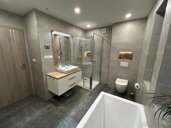 Slunný moderní byt 3+kk s vlastním parkováním a zahradou. - 16
