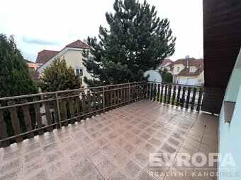 Zateplený vícegenerační rodinný dům s velkým rovinatým pozem - 16