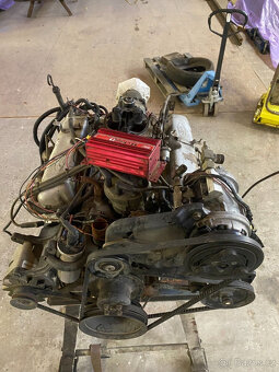 Ford 302 motor EFI V8 + převodovka C4 kompletní s příslušens - 16