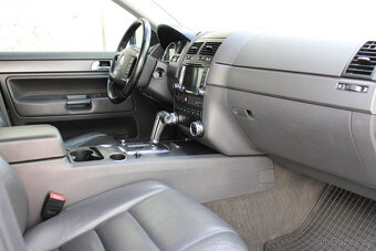 Volkswagen Touareg 3.0 TDI V6 / KAMERA / TAŽNÉ - 16