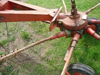 KUHN 280 SHRNOVAČ -- ruzné díly - 16