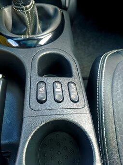 Nissan Qashqai Tekna 1.6i 86kw, 12/2013, 7 míst - 16