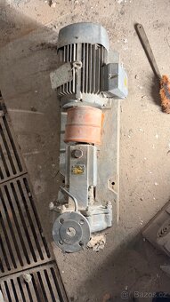 ELEKTROMOTOR S ČERPADLEM - 16