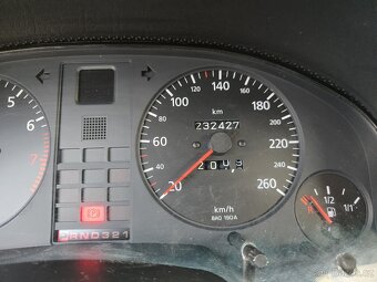 Audi 80 Cabrio 2.6 V6, 110 kW, automat – Youngtimer s duší - 16