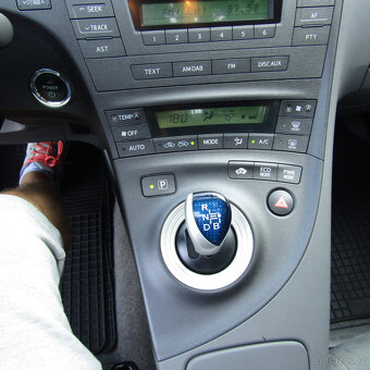 Toyota Prius 1,8i 73kw HYBRID, PLNÝ SERVIS TOYOTA, 121tkm - 16