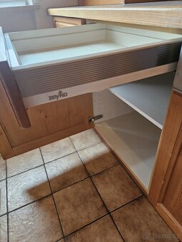 Masivní kuchyňská linka z Německa se spotřebiči - 16