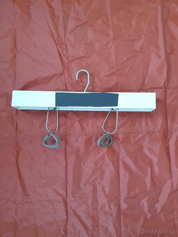 Vybavení prodejny (stojany, štendry, drátěné koše, ramínka) - 16