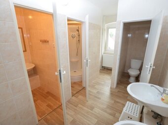Zrekonstruovaný dům se stavební parcelou 1500m2 u Klínovce. - 16