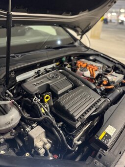 Volkswagen Golf GTE 1.4 TSI Plug-in Hybrid – výborný stav - 16