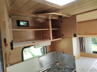 Karavan Dethleffs camper se stanem a zimní plachtou - 16