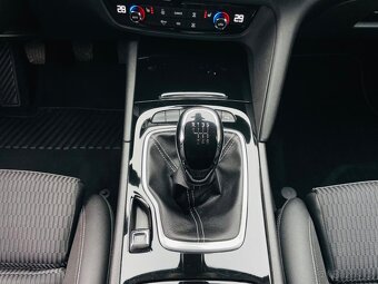 Opel Insignia 2.0CDTi 125KW MANUÁL KAMERA VÝHŘEV SERVISKA - 16