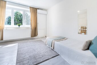Vícegenerační rodinný dům 6+1 s bazénem - 16