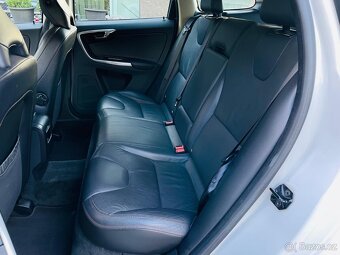 Volvo XC60 2.4D 5VÁLEC 4x4 AUT VÝHŘEV SERVISKA Bi XENONY - 16