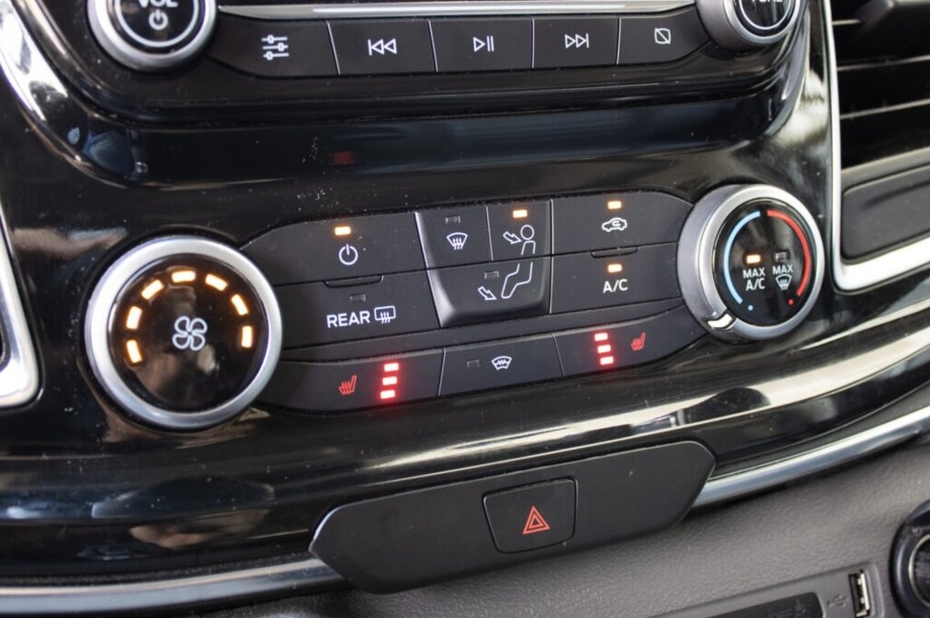 Ford Tourneo Custom L2 Titanium X z roku 2019 - 17