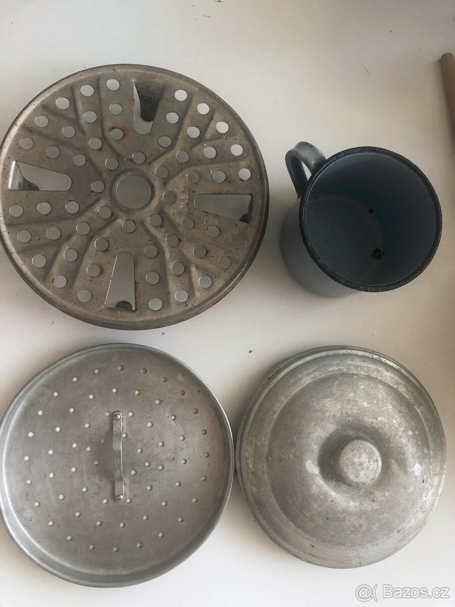 Staré smaltované poklice, hrnec, misky, mlékovar - 17