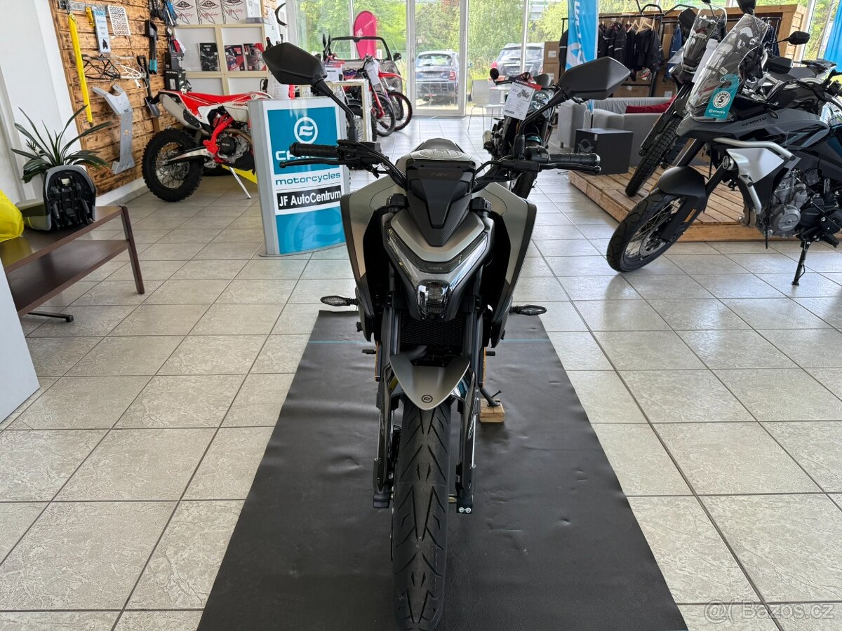 cfmoto 125 NK - modrá, černá skladem AKCE HELMA - 17