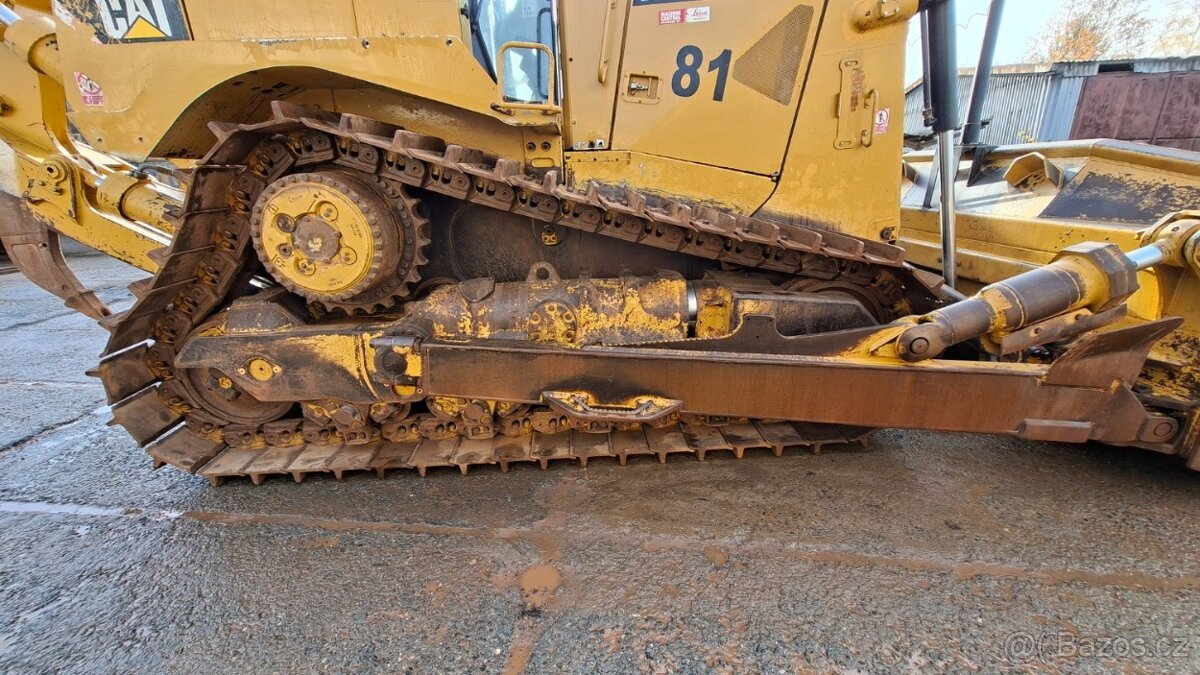 CAT D8T - 17