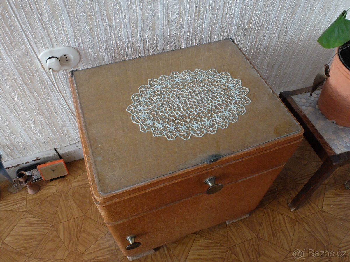 Starožitná toaletka a noční stolky 30.léta - 17