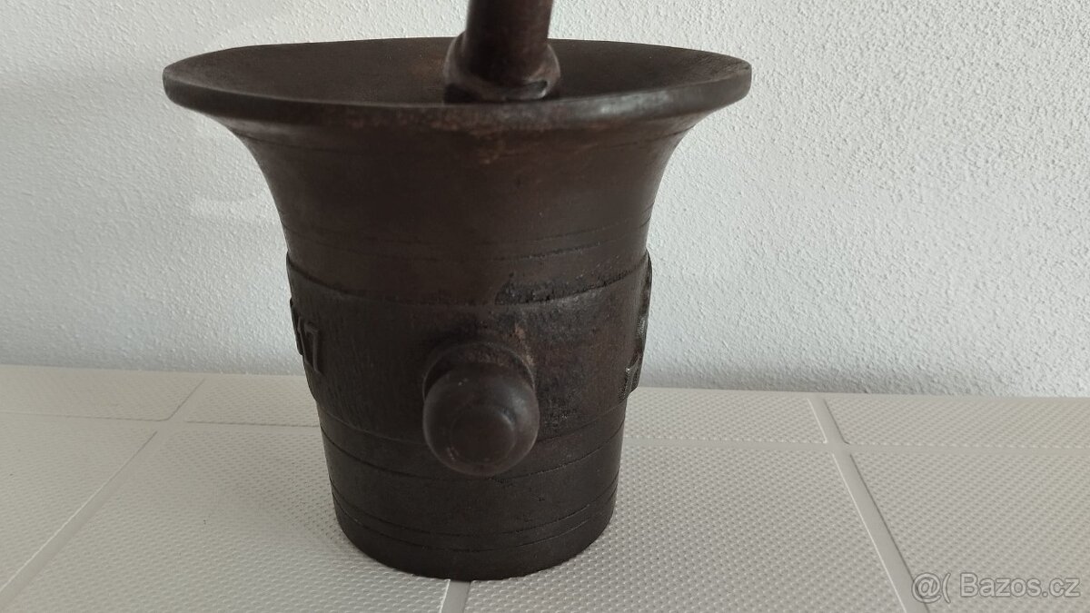 Starý válečný litinový hmoždíř s dělem a rokem 1914-1917 - 17