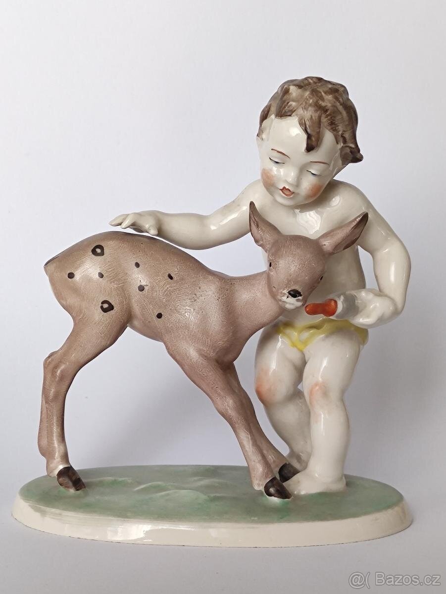 Starožitná soška, figurka, dítě krmí srnče, Hertwig, 14cm - 17