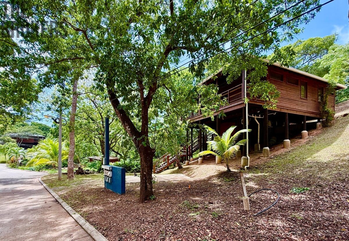 2BD&2BT Wooden Bungalow Diamond Hill Resort, Roatan - 17