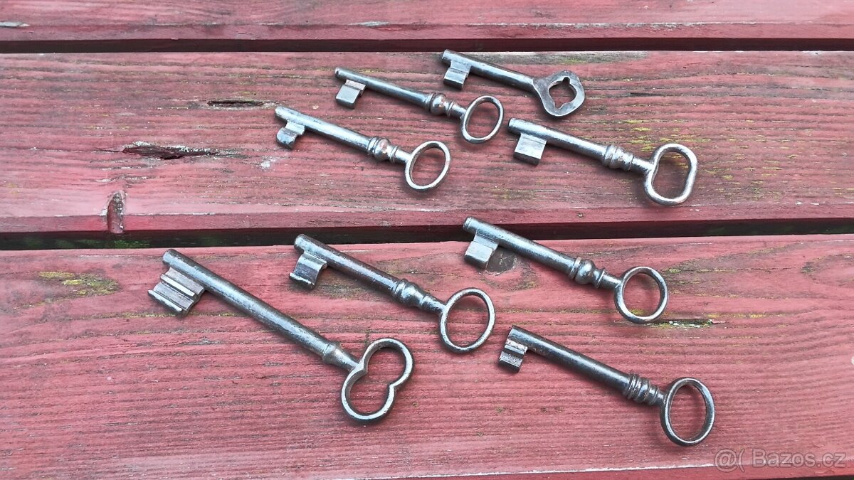 Stare zapalovače ,nůžky ,hodinky ,autíčka . - 17