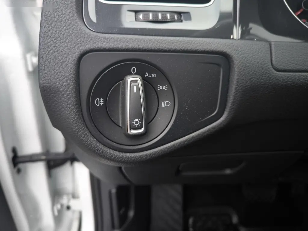 Volkswagen e-Golf - 17