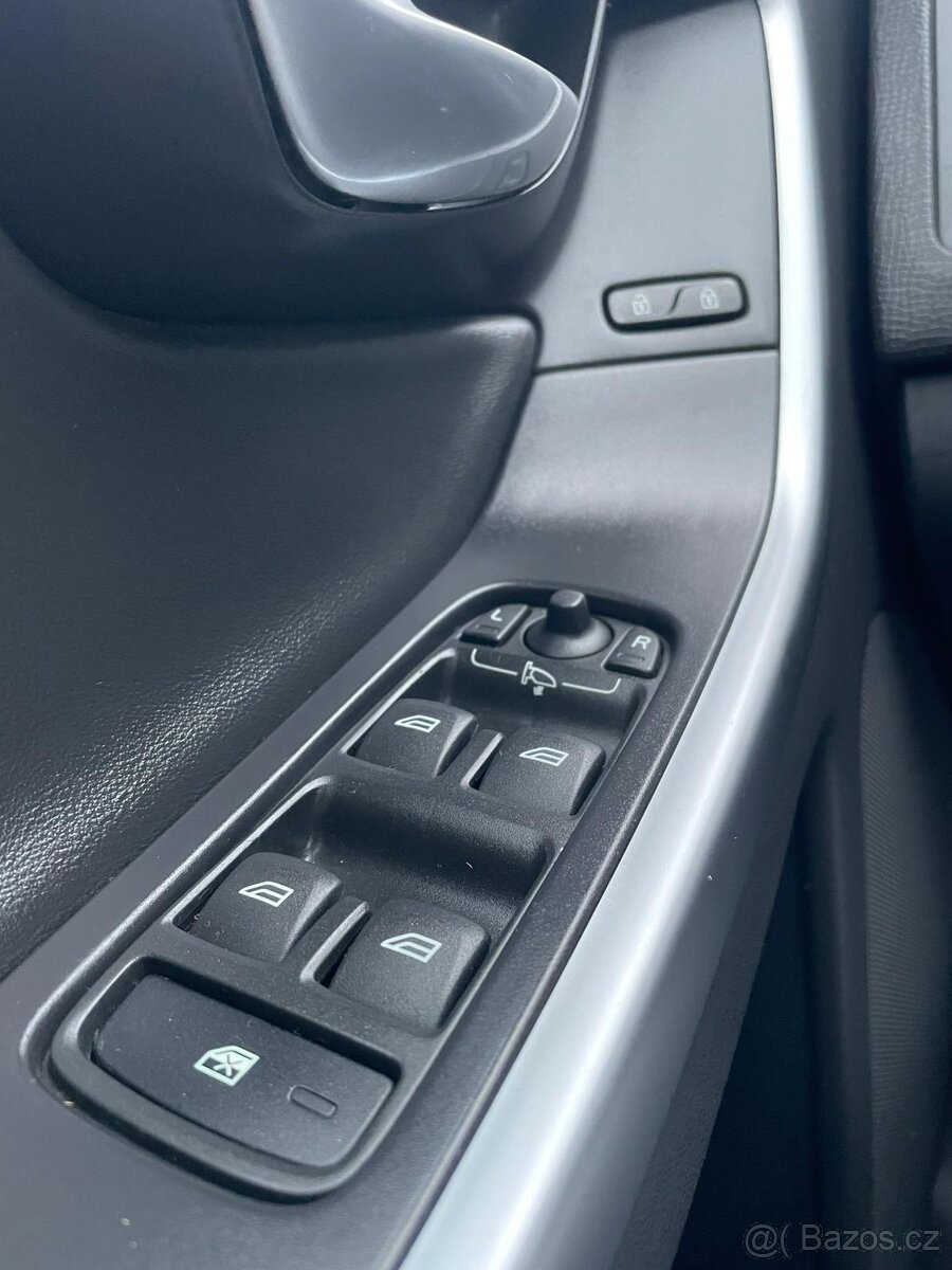 Volvo XC60 2.4 D5 151 kW • AWD 4×4 • R-Design • Manuál • - 17