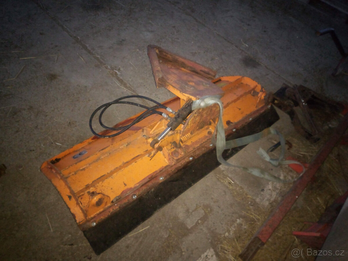 JOHN DEERE S ČELNÍM NAKLADAČEM - 17