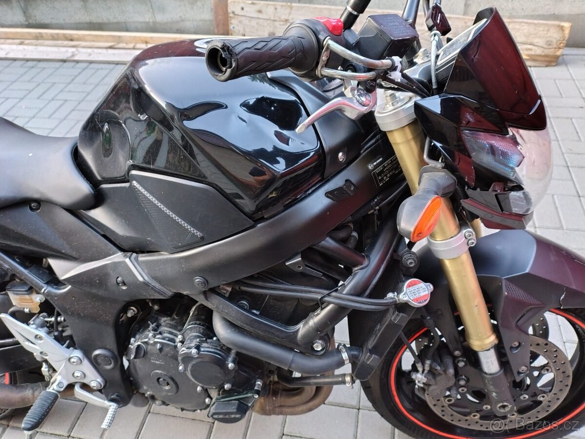 Suzuki gsr 750 - 17