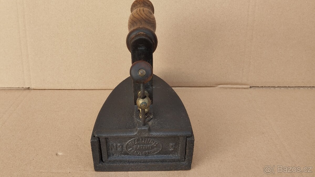 Stará žehlička patent W.LUNDH No 5 nahřivacím tělískem - 17