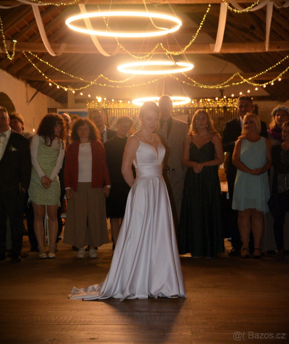 Svatební saténové šaty - 17