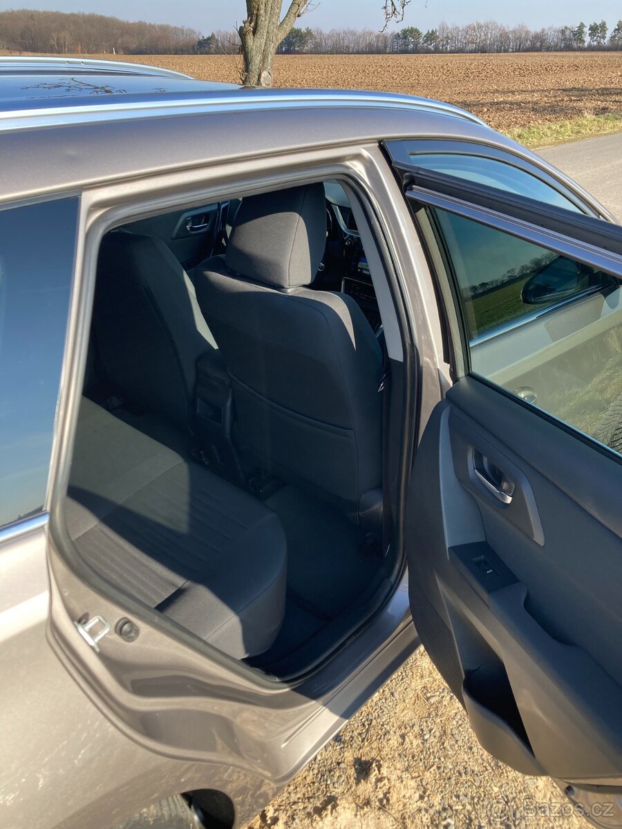 Toyota Auris 1,6 D kombi 82 KW - 17