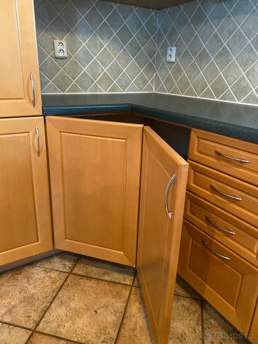 Moderní kuchyňská linka se spotřebiči - 17